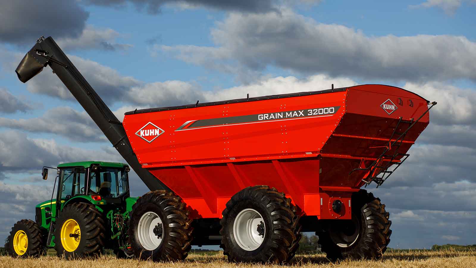 Carreta graneleira KUHN Grain Max 32000 sendo puxada por trator