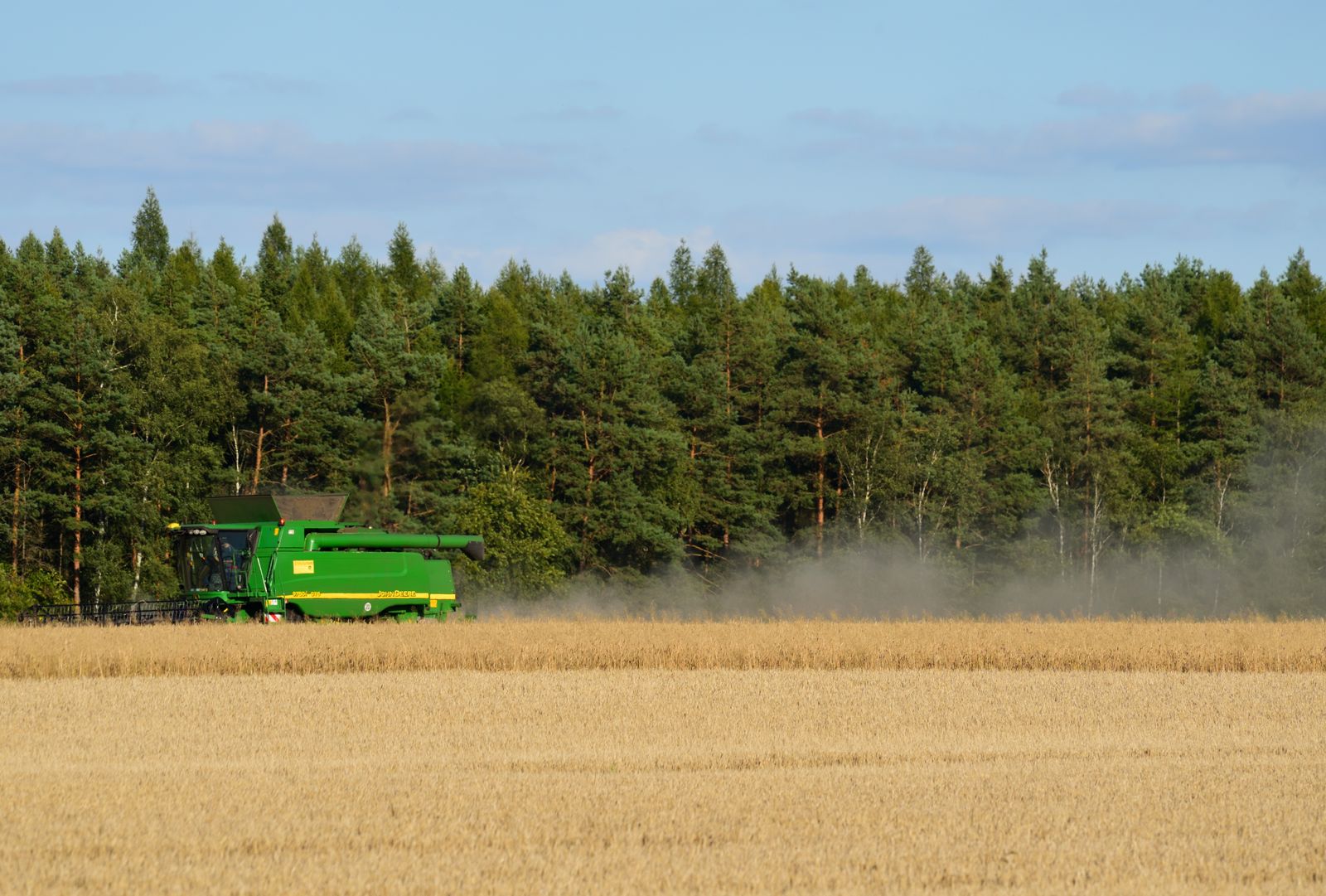 Colheitadeira John Deere colhendo trigo
