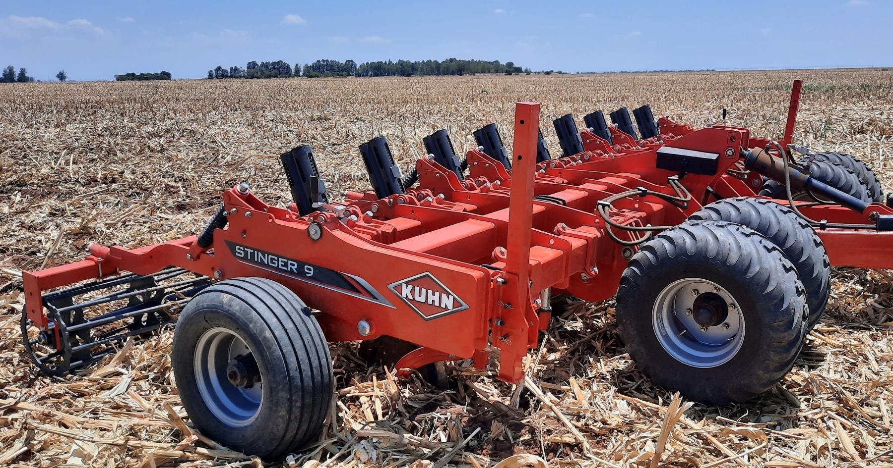 Descompactador KUHN Stinger 9 em campo