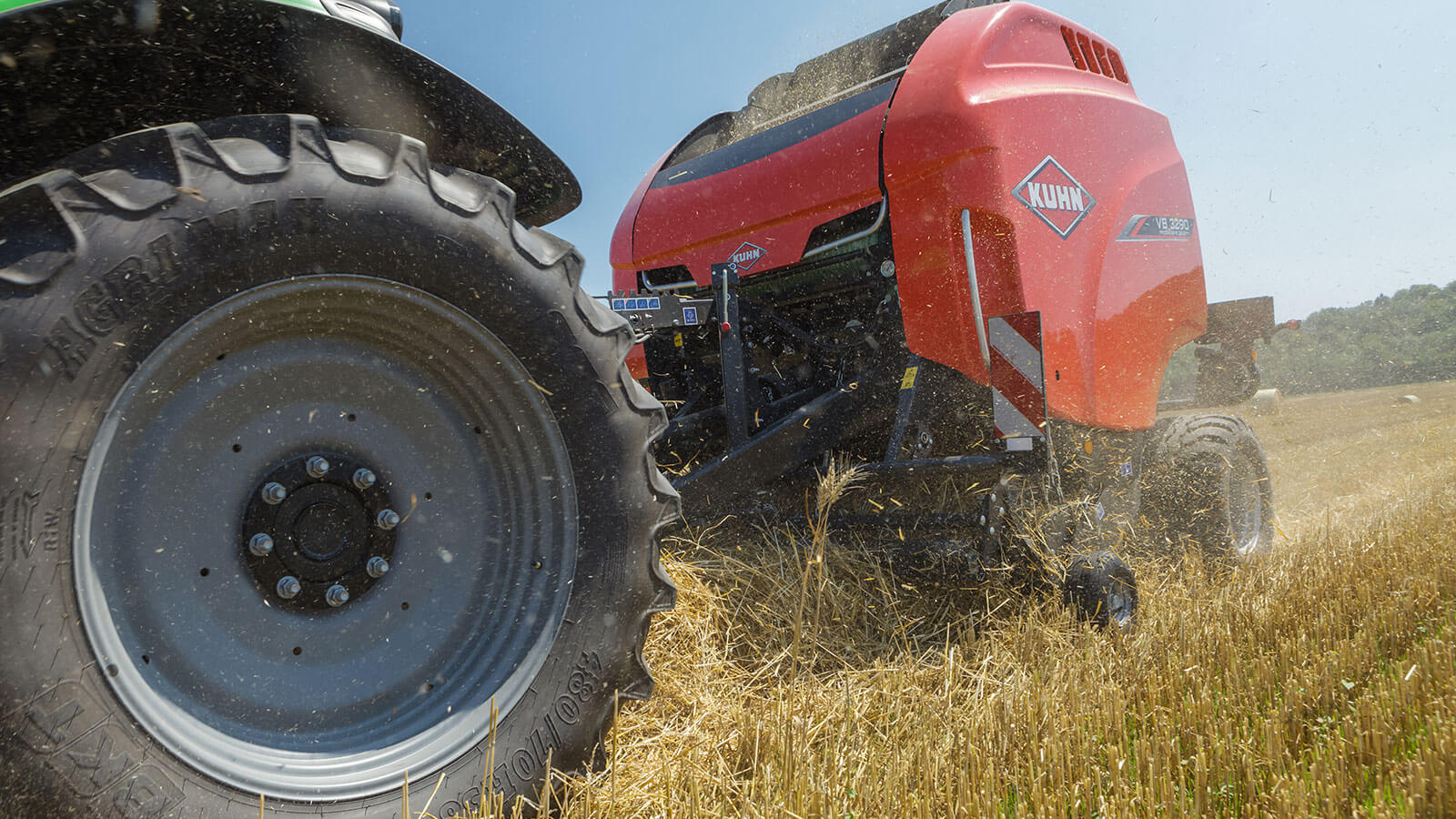 Enfardadeira KUHN VB 3290 formando fardo redondo
