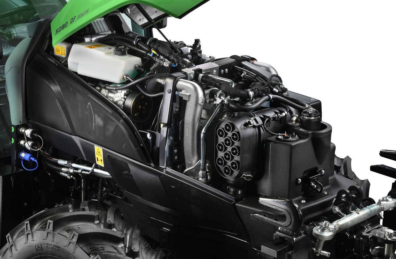 Motor de trator agrícola com capô aberto